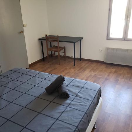 Chambres Meublees Et Spacieuses LʼIsle-Jourdain Pokoj fotografie